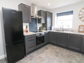 Fridge, dishwasher, electric kettle, toaster - Hall View (Kirkby Stephen)