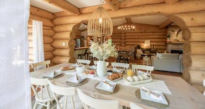 Chic Log Chalet, Fire pit & Hot Tub Near Tremblant