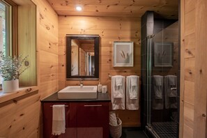 Bruser, hårtørrer, håndklæder, Shampoo