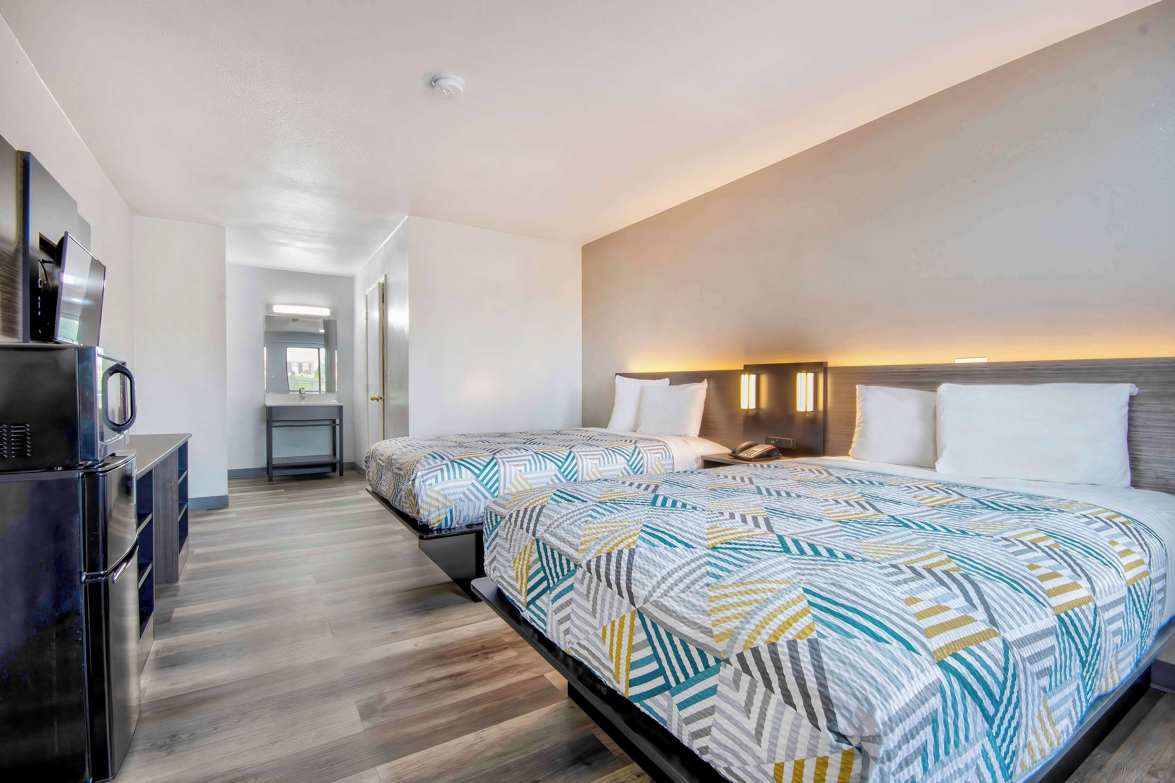 Deluxe-huone, 2 parisänkyä, tupakointi kielletty, jääkaappi ja mikroaaltouuni | Ilmainen Wi-Fi, vuodevaatteet