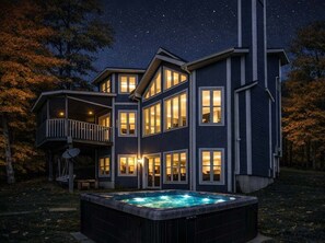 Exterior - Ski in-Car out View, Hot tub, near Tremblant (Mont-Blanc)