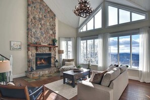 Een televisie en een open haard