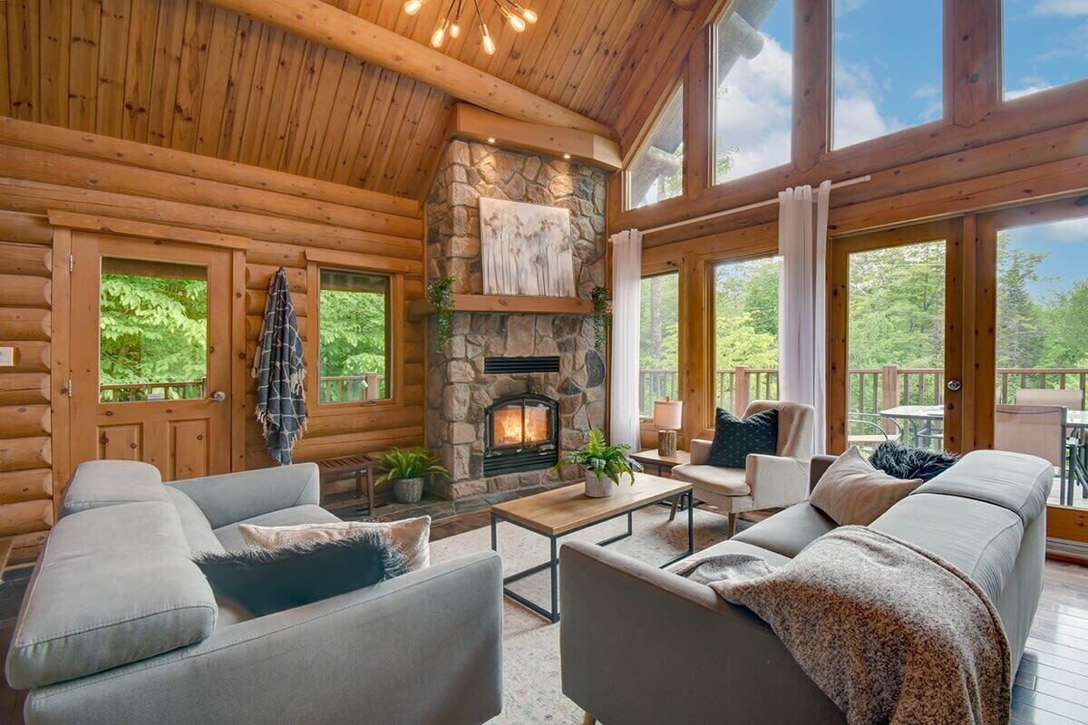 Televisie, een open haard en een kantoor