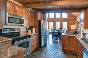 Fridge, microwave, oven, stovetop - Chic Hot tub in mountain Tremblant Area (Labelle)