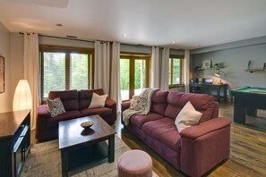 テレビ、暖炉、書斎 / ワークスペース