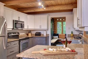 Fridge, microwave, oven, dishwasher - Log Cabin w Hot Tub, Beach 10m, near Tremblant (Labelle)