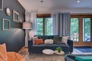 TV, fireplace, video games, offices - Log Cabin w Hot Tub, Beach 10m, near Tremblant (Labelle)