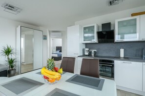 Køleskab, kogeplade, opvaskemaskine