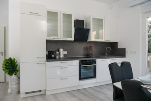 Køleskab, ovn, opvaskemaskine, kaffe-/temaskine