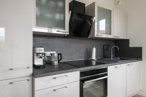 Réfrigérateur, plaque de cuisson, lave-vaisselle, cafetière/bouilloire