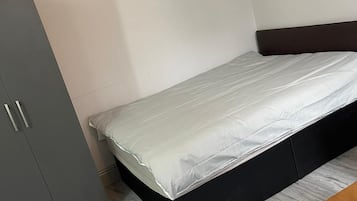 Studio, 1 Queen Bed | Iron/ironing board, free WiFi, bed sheets