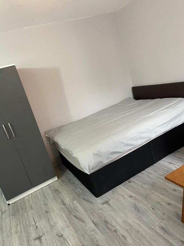 Studio, 1 grand lit | Fer et planche à repasser, accès au Wi-Fi (inclus), literie fournie