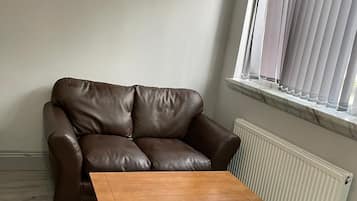 Studio, 1 Queen Bed | Living room