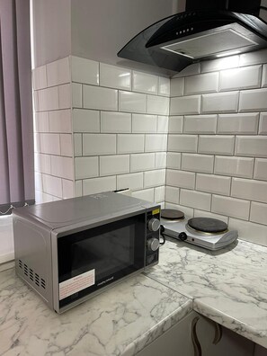 Studio, 1 grand lit | Cuisine privée