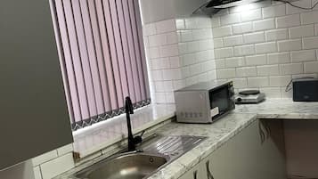 Studio, 1 Queen Bed | Private kitchen