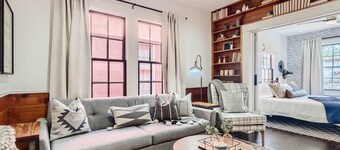 Upscale Designer 2 BR Historic Gem~ Walk to Eateries, River Walk & Downtown! 