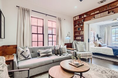 Upscale Designer 2 BR Historic Gem~ Walk to Eateries, River Walk & Downtown! 