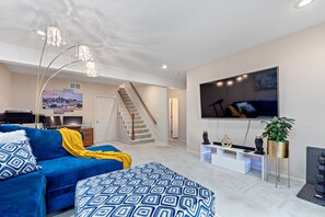 TV connectée, cheminée, écrans d'ordinateur