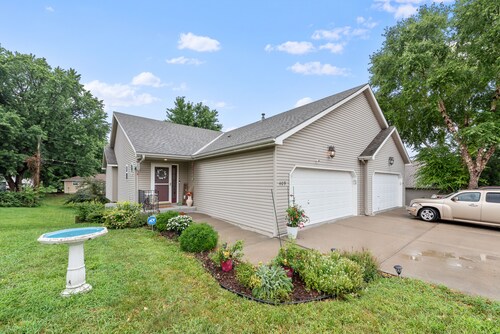 Beautiful Townhome 11 minutes to Downtown, Kansas City, 15 mins to MCI Airport .