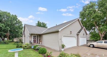 Beautiful Townhome 11 minutes to Downtown, Kansas City, 15 mins to MCI Airport .