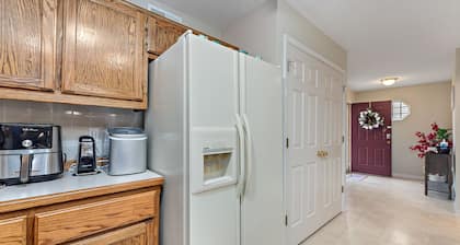Beautiful Townhome 11 minutes to Downtown, Kansas City, 15 mins to MCI Airport .