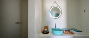 Dusche, Haartrockner, Handtücher, Seife