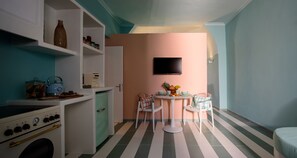 Fridge, oven, stovetop, coffee/tea maker