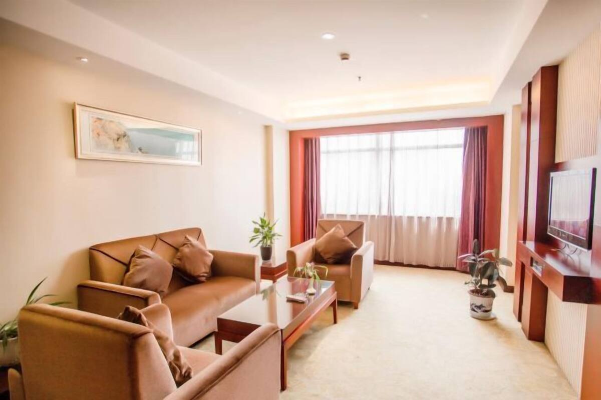 Una sala moderna con un sofá, una mesa de centro y un televisor.