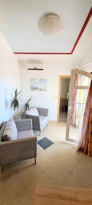 Deluxe-Apartment | Wohnbereich | 49-Zoll-Smart-TV mit Digitalempfang, Fernseher, Videospielkonsole