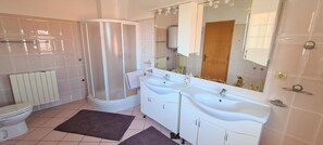 Apartamento luxo | Banheiro | Chuveiro, produtos de toalete grátis, secador de cabelo 