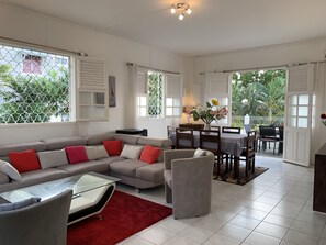 TV - Magnificent villa with free parking ideally located. (Schoelcher)