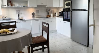 Magnificent villa with free parking ideally located.