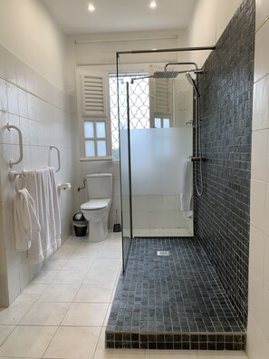 Towels, toilet paper - Magnificent villa with free parking ideally located. (Schoelcher)