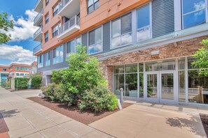 Exterior - Lavish 1 bed Apt + Rooftop & Gym - Downtown Stamford (Stamford)