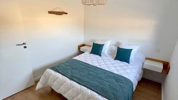 4 bedrooms, desk, iron/ironing board, free WiFi