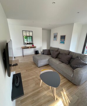 Téléviseur connecté, livres, chaîne audio