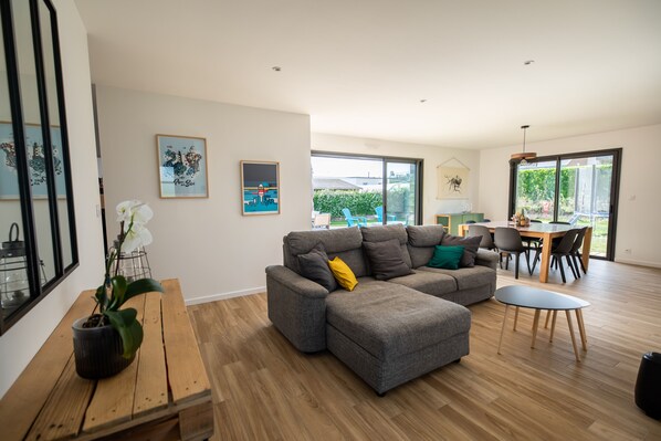 Téléviseur connecté, livres, chaîne audio