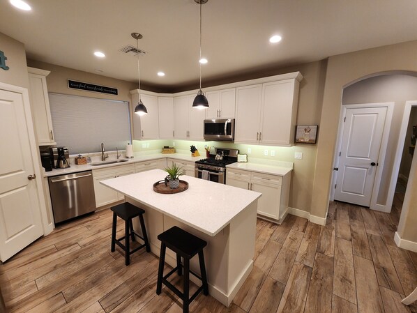 Fridge, microwave, oven, stovetop - Lake Powell, Antelope Canyon, Horshoe Bend Retreat 10min to lake (Page)