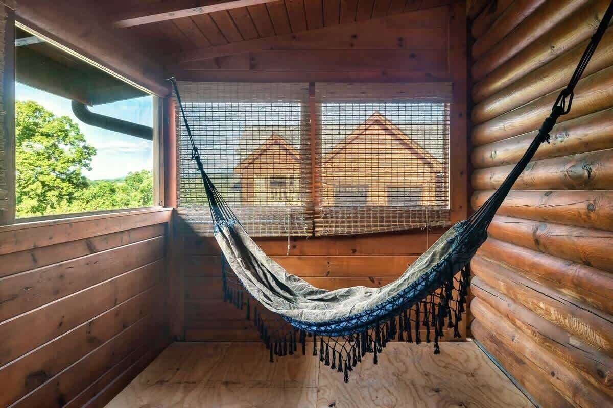 Relaxing Nook! Swing in style while soaking in nature’s beauty and serene mountain views!