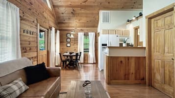 Televisión, chimenea y oficina