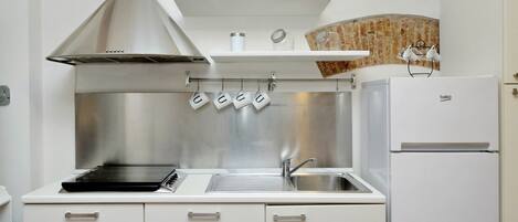 Køleskab, mikrobølgeovn, ovn, kogeplade