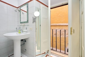 A bathroom with a white sink, mirror, and shower. - Nice apartment for 4 near Campo de Fiori (Roma)