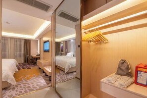A hotel room with a bed, desk, and a mirror. - Lavande Hotel (Heze Daxue Road Branch) (Heze)