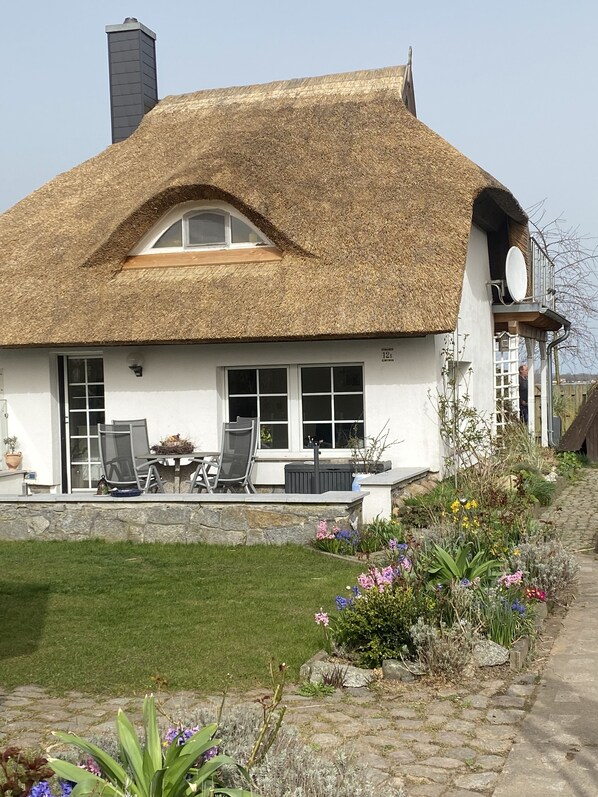 Terrace/patio - Thatched-roof holiday home with water view, garden and fireplace (Stahlbrode)