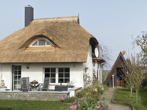 Exterior - Thatched-roof holiday home with water view, garden and fireplace (Stahlbrode)