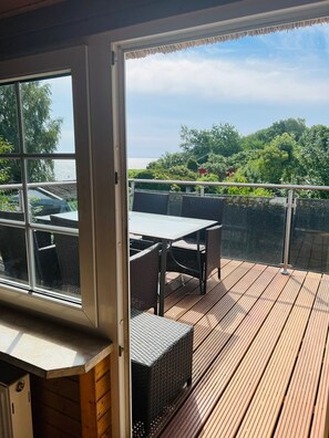 Outdoor dining - Thatched-roof holiday home with water view, garden and fireplace (Stahlbrode)