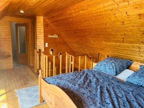 2 bedrooms, desk, iron/ironing board, travel cot - Thatched-roof holiday home with water view, garden and fireplace (Stahlbrode)