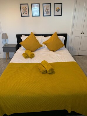 Tabla de planchar con plancha, wifi gratis y ropa de cama