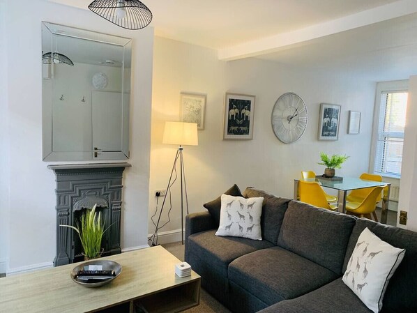 Smart TV - 3 Bed in Salisbury sleeps 6 | Wessex Quarters (Salisbury)