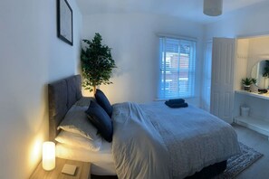 3 bedrooms, iron/ironing board, free WiFi, bed sheets - 3 Bed in Salisbury sleeps 6 | Wessex Quarters (Salisbury)